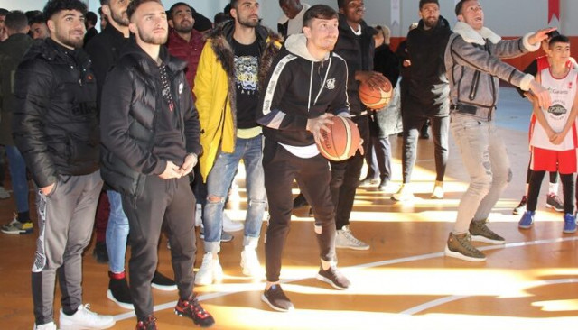 Sivassporlu futbolcular basketbol oynadı