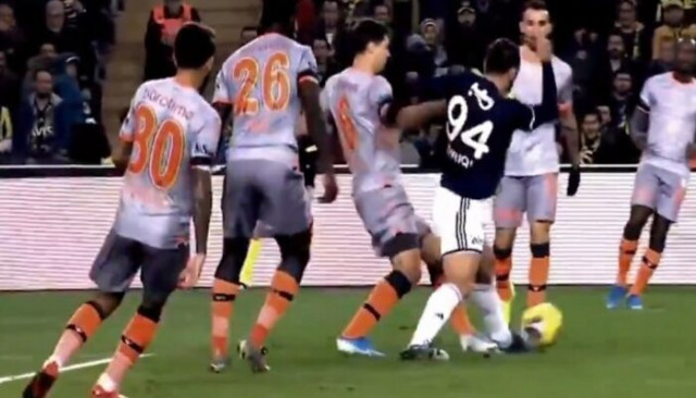 Fenerbahçe - Başakşehir maçında penaltı tartışması yaratan pozisyon