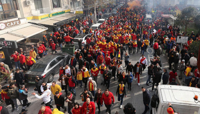 Göztepe taraftarından Beşiktaş otobüsüne saldırı