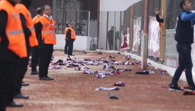 Hatayspor-Menemenspor maçında atkılar sahaya atıldı