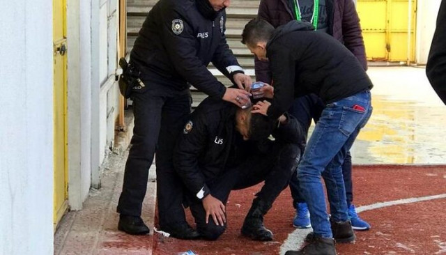 Kütahya'da olaylı maç, bir polis memuru başından yaralandı