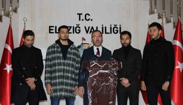 Bakan Kasapoğlu ve milli futbolcular destek için Elazığ'da