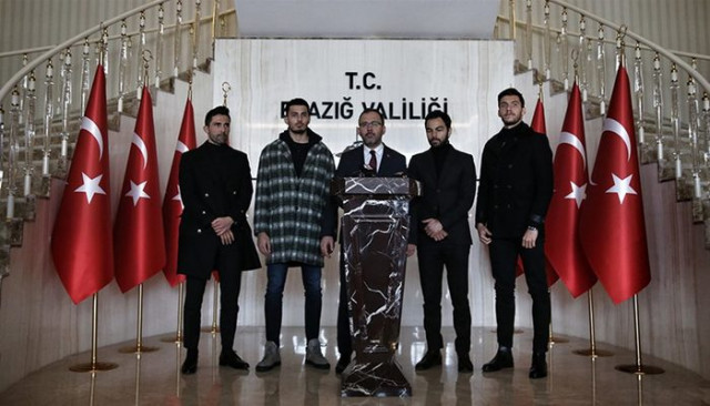 Bakan Kasapoğlu ve futbolculardan bir dizi ziyaret