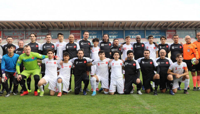 Suriyeli gençler, eski futbolculara gösteri maçı yaptı