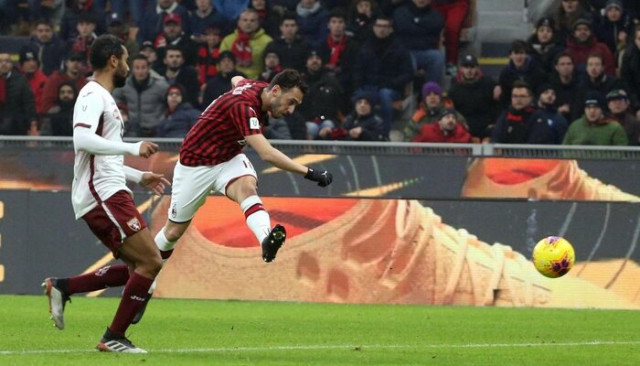 Hakan Çalhanoğlu Milan'ı yarı finale taşıdı
