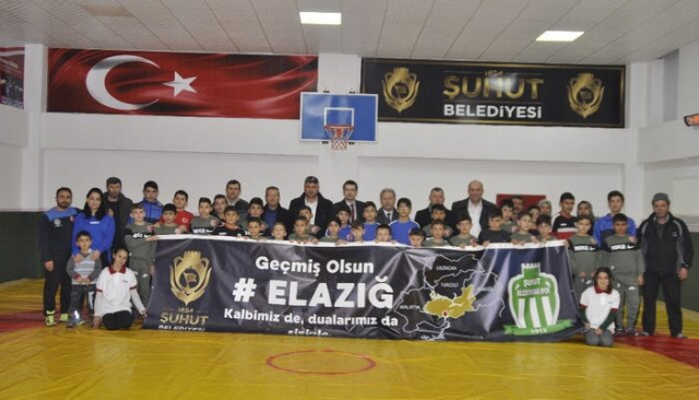 Minik sporculardan Elazığ ve Malatya depremine pankartlı destek