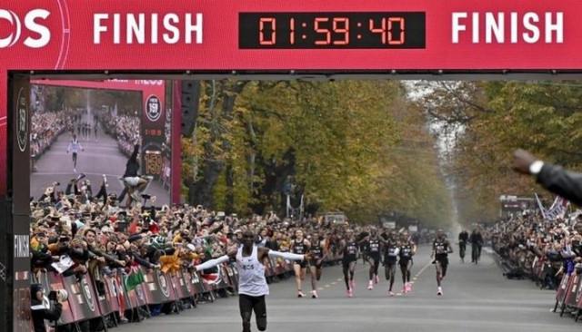 Kenyalı atlet Eliud Kipchoge, maratonu iki saatin altında koşan ilk sporcu olarak tarihe geçti