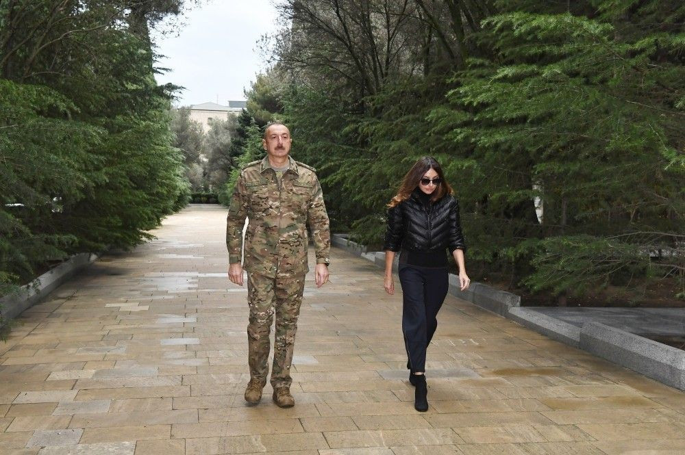 Haydar Aliyev ve eşinden zafer pozu