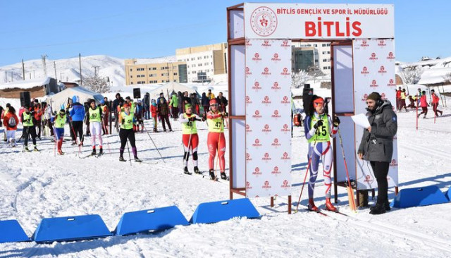 Bitlis'te kayaklı koşu müsabakaları başladı