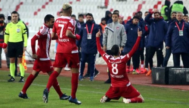 Mert Hakan ile Erol Bulut arasında gol sevinci gerilimi!