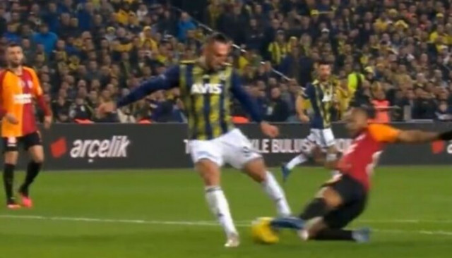 Fenerbahçe - Galatasaray maçında tartışmalı penaltı pozisyonu
