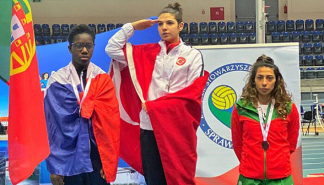 Bakan Kasapoğlu, dünya şampiyonu Esra Bayrak'ı kutladı
