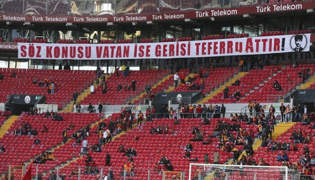 Galatasaray tribünleri İdlib şehitlerini unutmadı