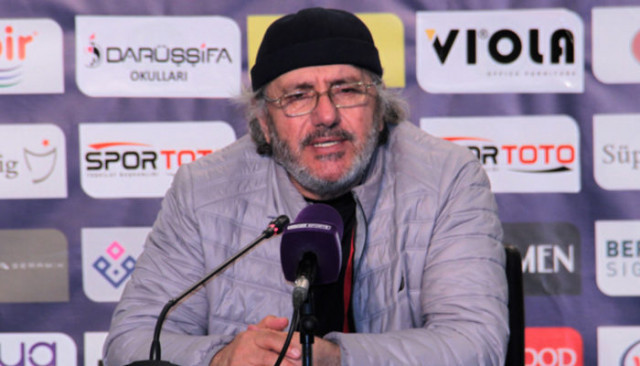 Mustafa Reşit Akçay'dan futbolcularına övgü