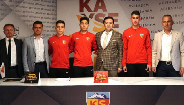 Kayserispor'dan altyapıdaki 3 futbolcuya profesyonel sözleşme