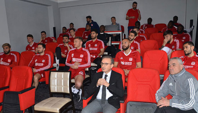 Sivasspor futbolcularına koronavirüs eğitimi verildi!