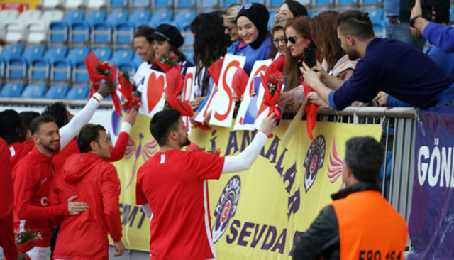 Kasımpaşalı futbolcular kadın taraftarlara çiçek hediye etti