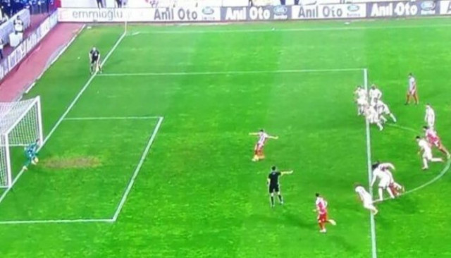 Sivasspor - Galatasaray maçında tartışma yaratan penaltı atışı
