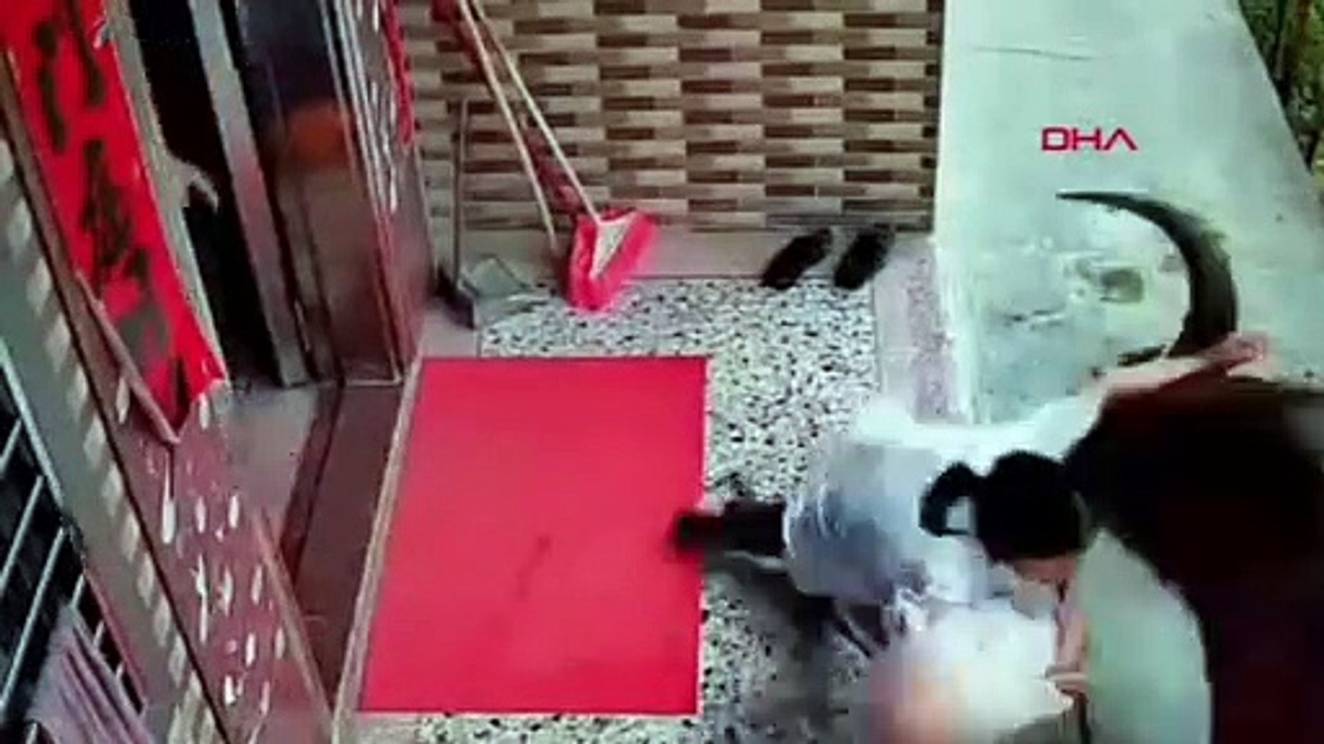 Çin'de bir anne ve bebeğine boğa saldırdı