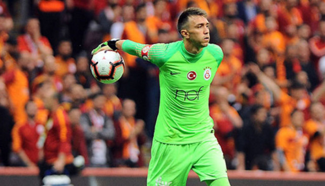 Galatasaray'ın Urugaylı kalecisi Fernando Muslera maaş indirimine gitti