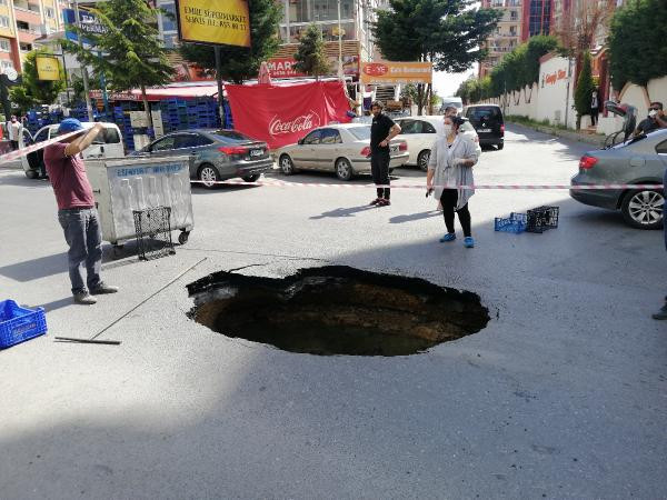 İstanbul'da yol çöktü, faciadan dönüldü