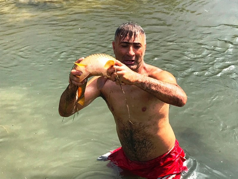 Balık avlama yöntemi herkesi şaşırttı