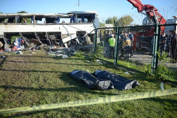 İşçi otobüsü devrildi: 2 ölü, 12 yaralı 