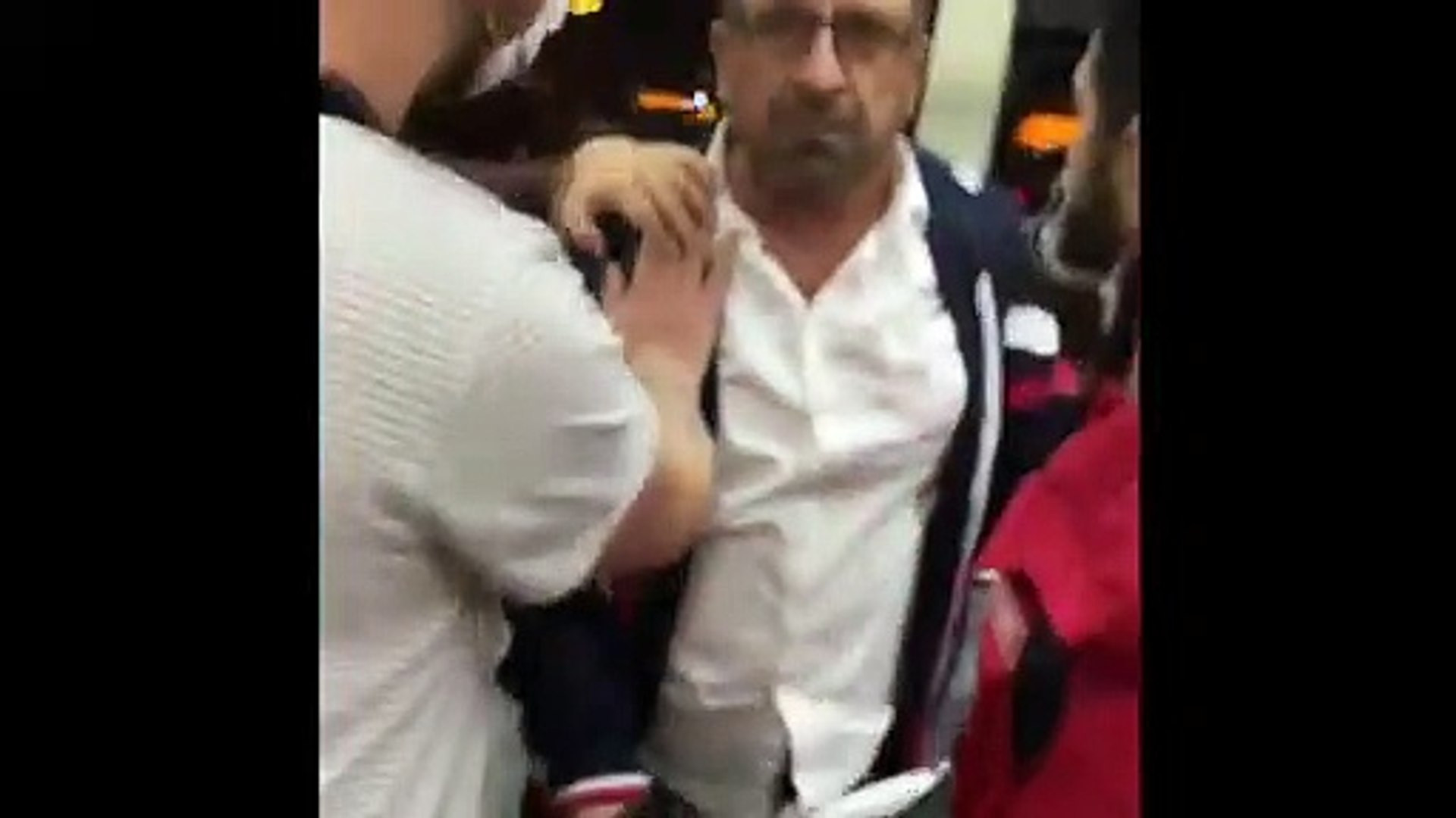 Otobüs şoförü ile kadın yolcunun kavgası kamerada!