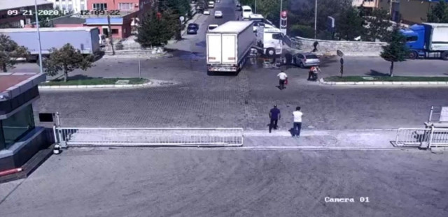 Otomobil, TIR'a böyle çarptı! Feci kaza kamerada