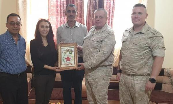 Rus askeri heyeti, PYD'li teröristlere plaket verdi