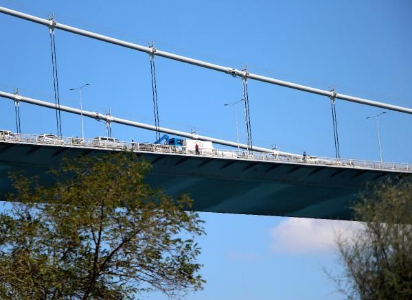 FSM Köprüsü'nde intihar girişimi trafiği kilitledi