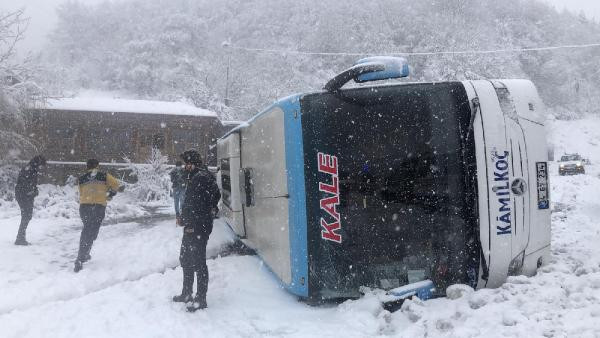 Yolcu otobüsü devrildi! Yaralılar var
